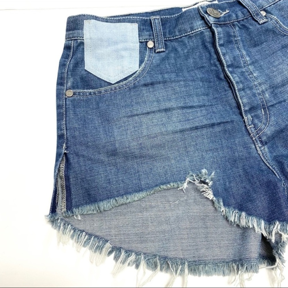 ONE Teaspoon High Rise Distressed Front Step Hem Denim Shorts Medium Wash Sz 26 - Picture 6 of 9